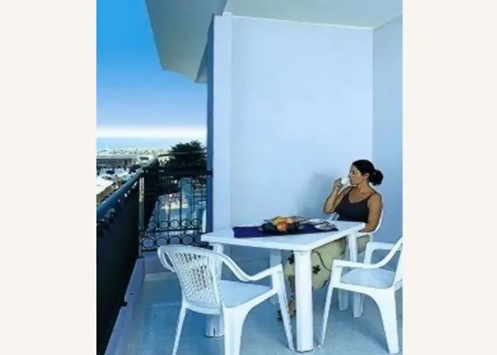 公寓 Cozy With Terrace 比比翁